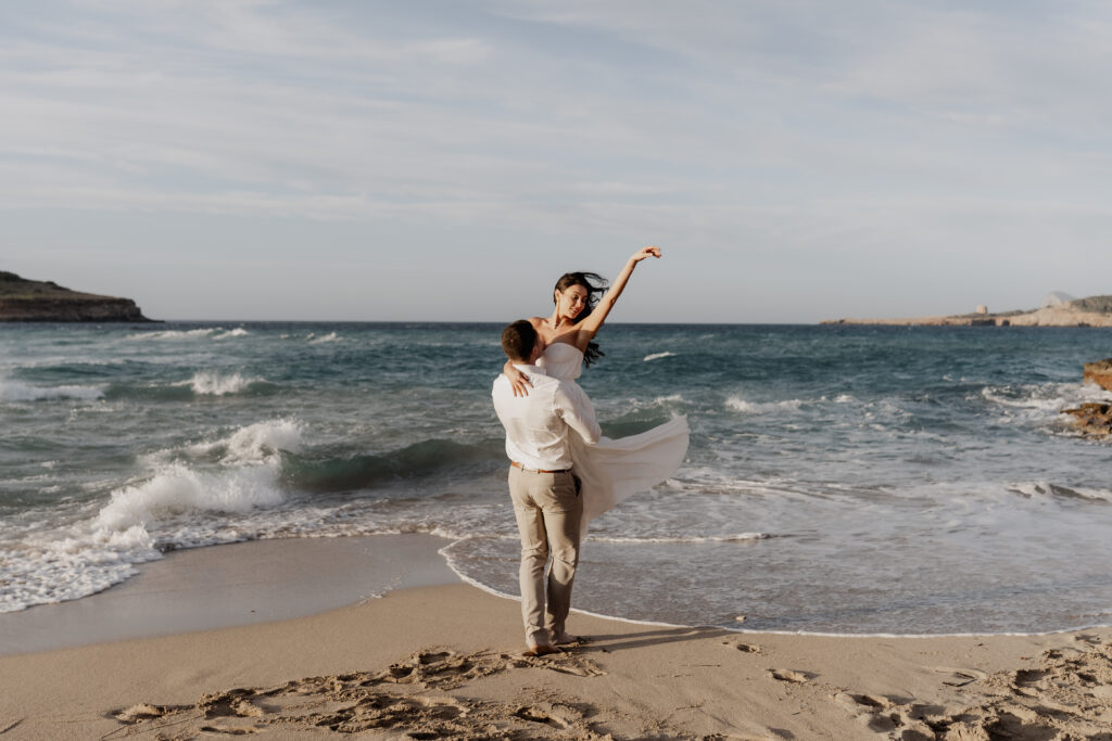 Tanzendes Brautpaar bei Sonnenuntergang am Strand von Ibiza – Destination Wedding Photographer