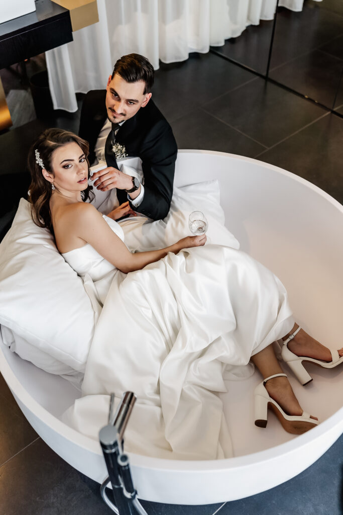 Brautpaarshooting in der Badewanne im Roomers Hotel München, hochzeitsfotograf München