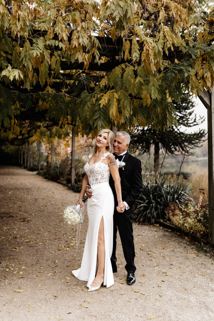 Verliebter Moment unter goldenen Herbstblättern, festgehalten von einem Hochzeitsfotografen in Aschaffenburg