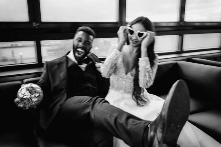 Verspieltes Brautpaar in Schwarz-Weiß mit Retro-Vibes – Hochzeitsfotograf Mainz