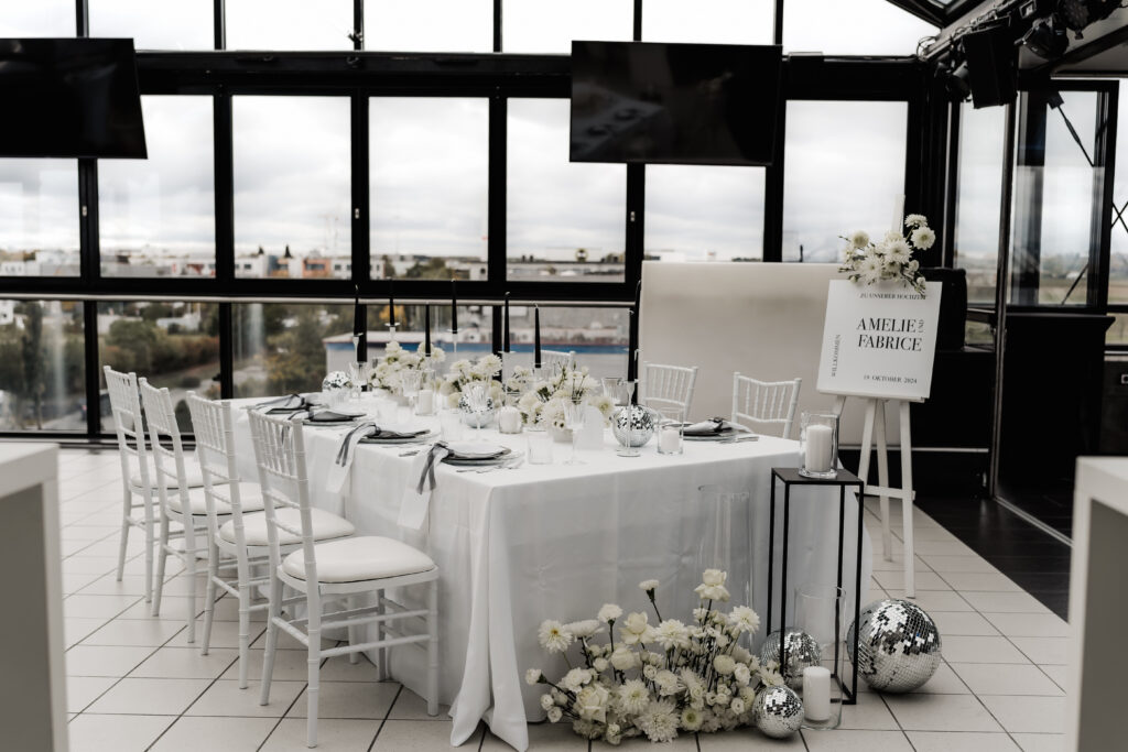 Weiße Hochzeitstafel mit Disco-Kugeln in der Pyramide Mainz – Hochzeitsfotograf Mainz