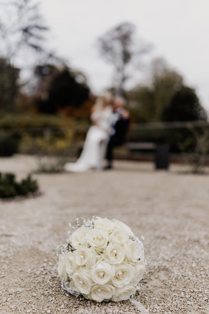 Weißer Brautstrauß mit Rosen im Fokus – fotografiert von Hochzeitsfotograf in Aschaffenburg