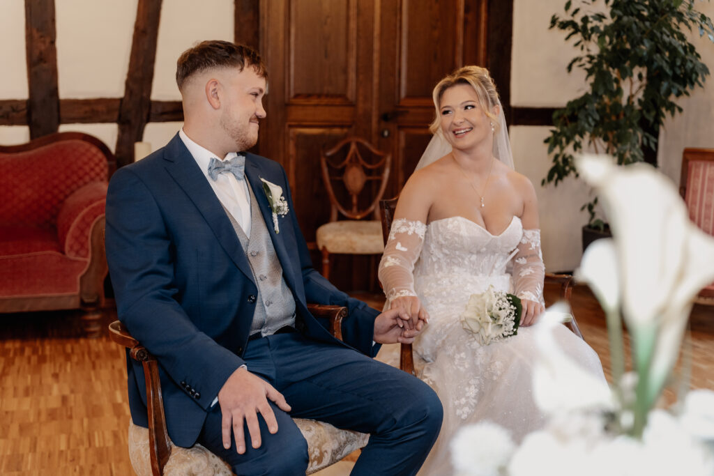 Zärtlicher Moment im Alten Posthof Hattersheim – Braut und Bräutigam lächeln sich an. Hochzeitsfotograf Frankfurt