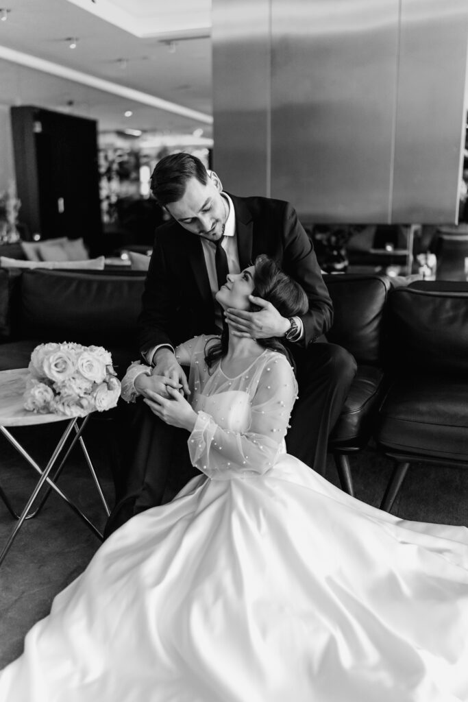 Eleganz in Schwarz-Weiß – Brautpaarshooting in Roomers Hotel München, Hochzeitsfotograf München