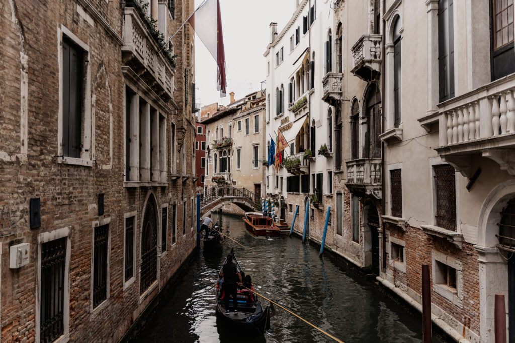 Weitwinkelaufnahme eines Kanals in Venedig