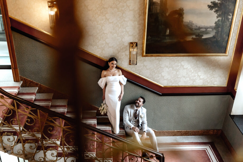 Brautpaarshooting im The Dolder Grand Hotel Zürich, Elegantes Bild auf der Treppe