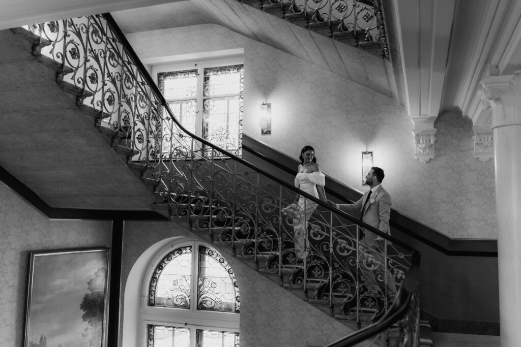 Schwarz-Weiß Bild von Brautpaar auf der Treppe im The Dolder Grand Hotel Zürich