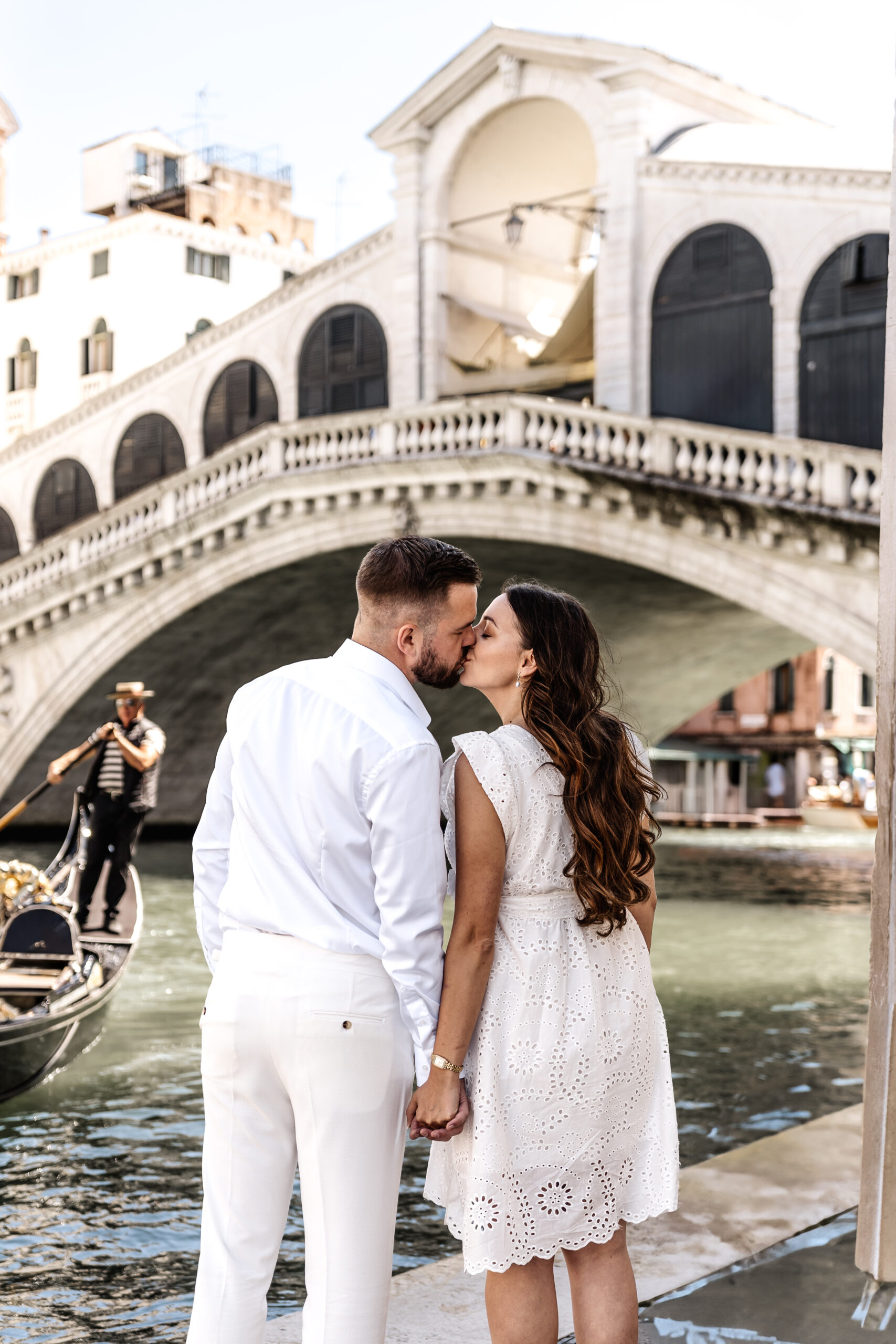 Brautpaar küsst sich vor der Rialto Bridge in Venedig