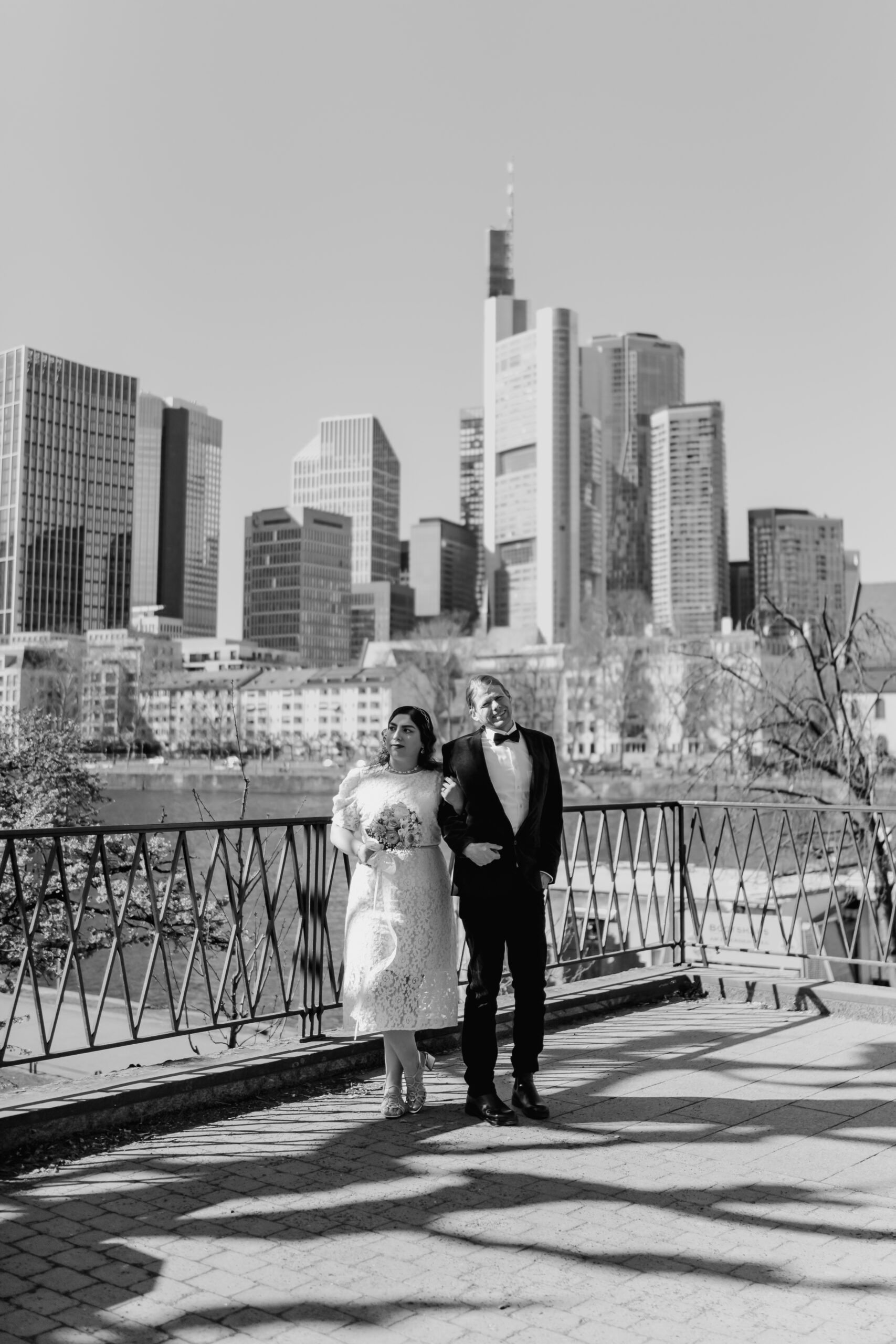 Schwarz-Weiß Bild vom Brautpaar vor der Frankfurter Skyline, Hochzeitsfotograf Frankfurt