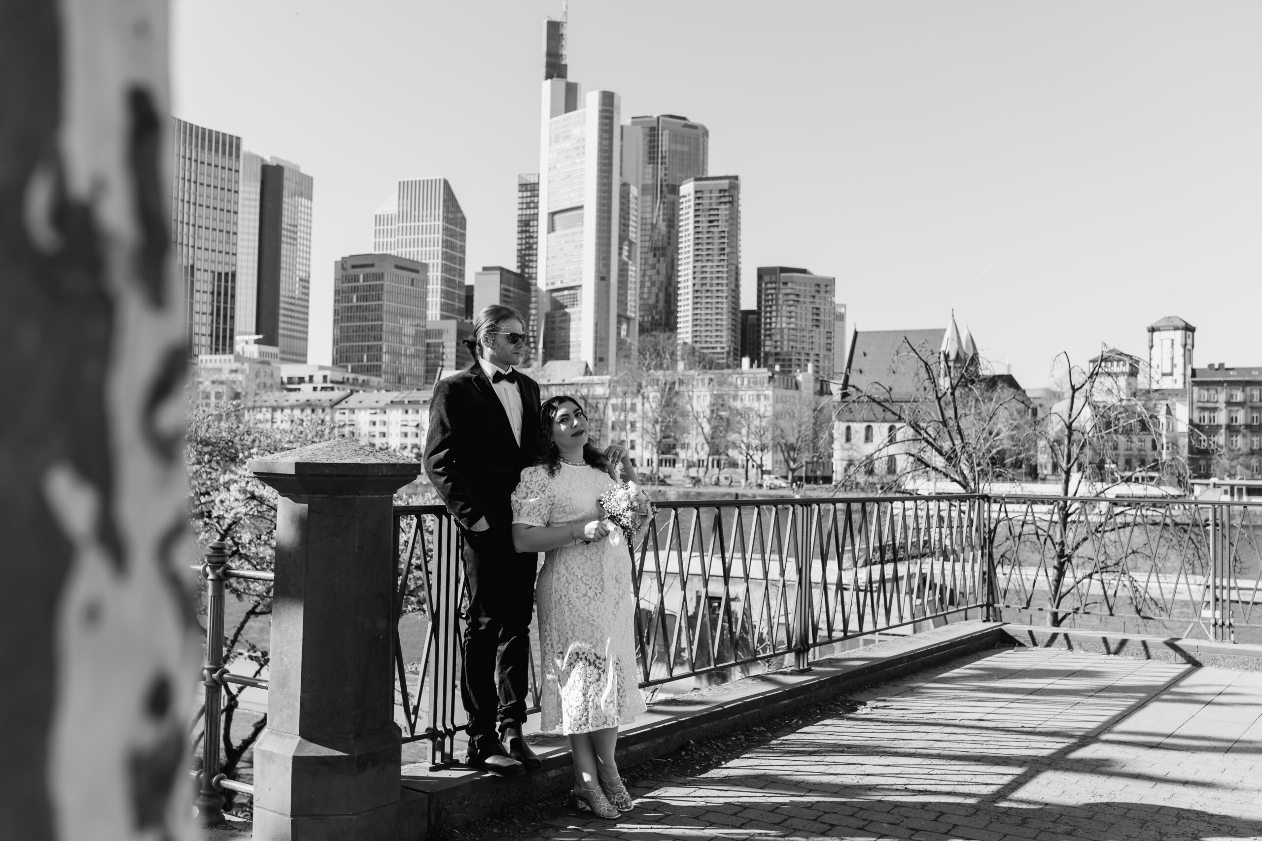 Schwarz-Weiß-Bild von Brautpaar vor der Skyline Frankfurts