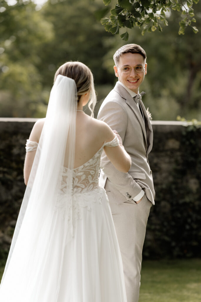 Emotionaler First Look, Bräutigam dreht sich zur Braut um, Hochzeitsfotografie BourdierKoeller Stetten