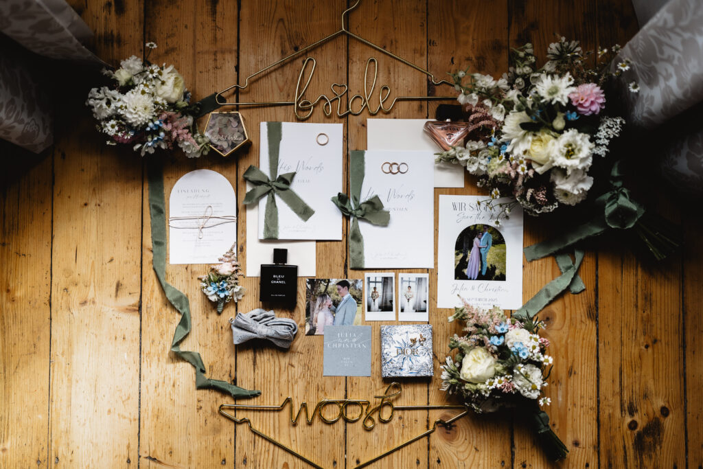Großes Hochzeits-Flatlay mit Papeterie, Ringen, Parfum und Blumen, ästhetische Hochzeitsdetails
