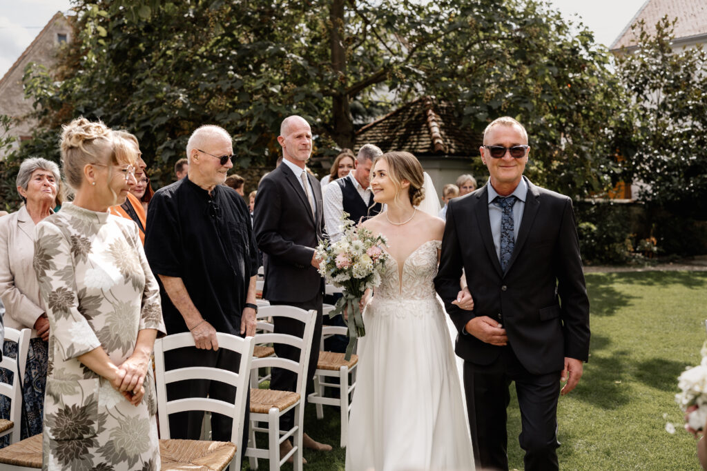 Braut betritt den Trauplatz mit ihrem Vater, emotionale Momente bei der freien Trauung