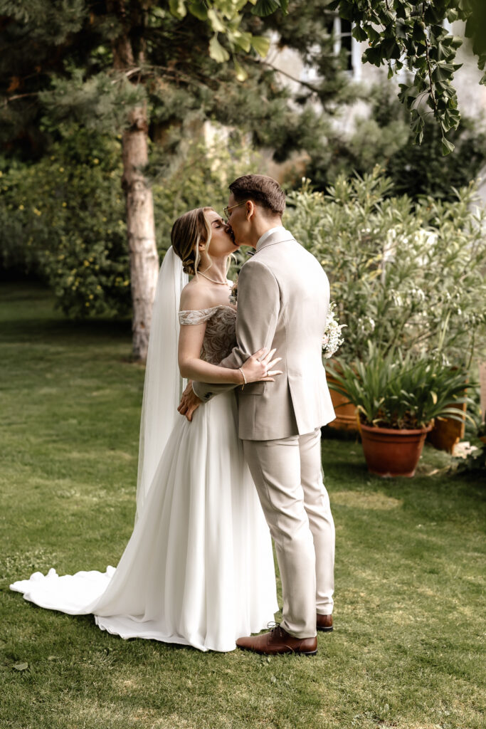 Intimer Hochzeitskuss im Garten, Brautpaar-Shooting in der Eventlocation BourdierKoeller Stetten
