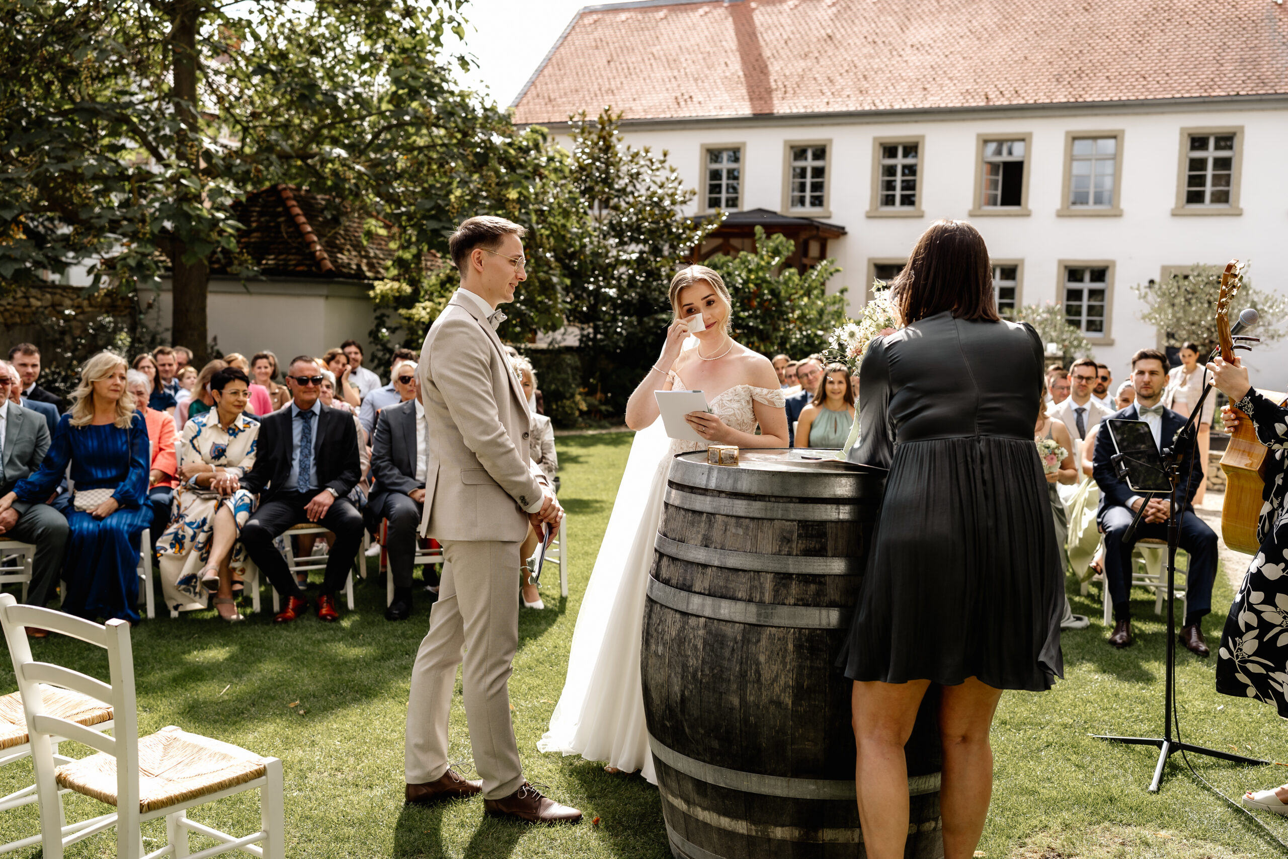 Freie Trauung im Garten, Braut liest emotionale Worte, Hochzeitsfotograf BourdierKoeller Stetten