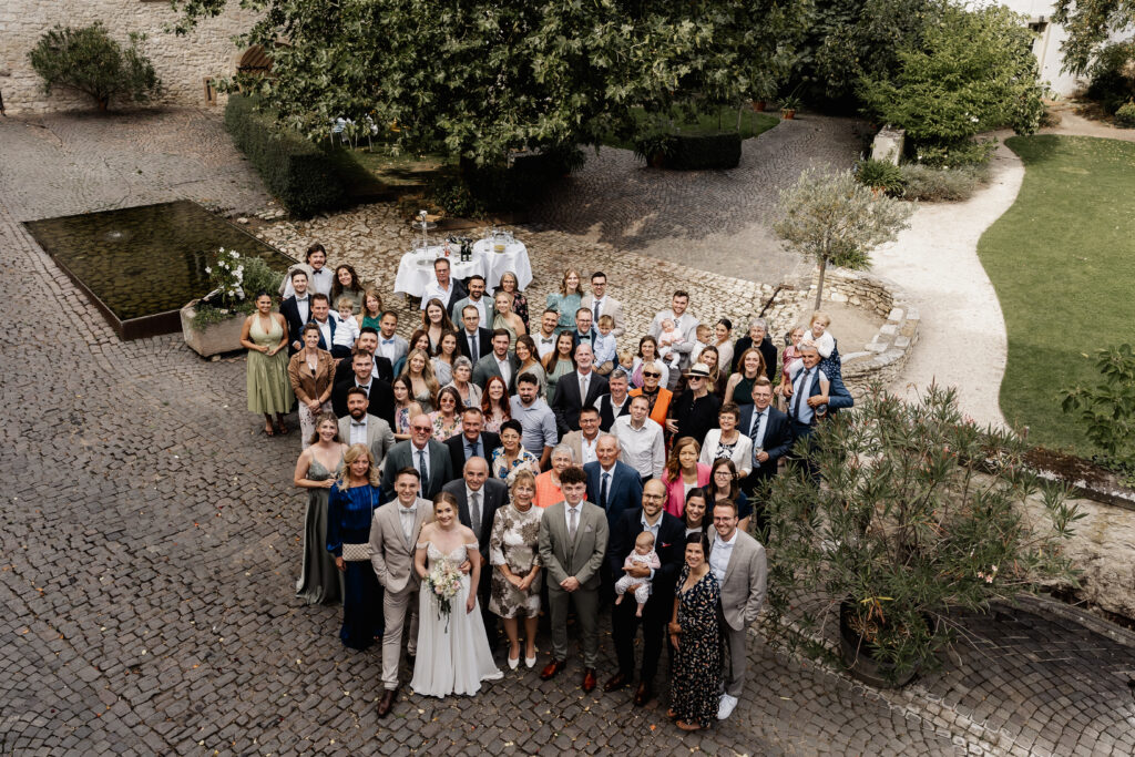 Großes Gruppenfoto aus der Vogelperspektive, Hochzeitsfotograf BourdierKoeller Stetten