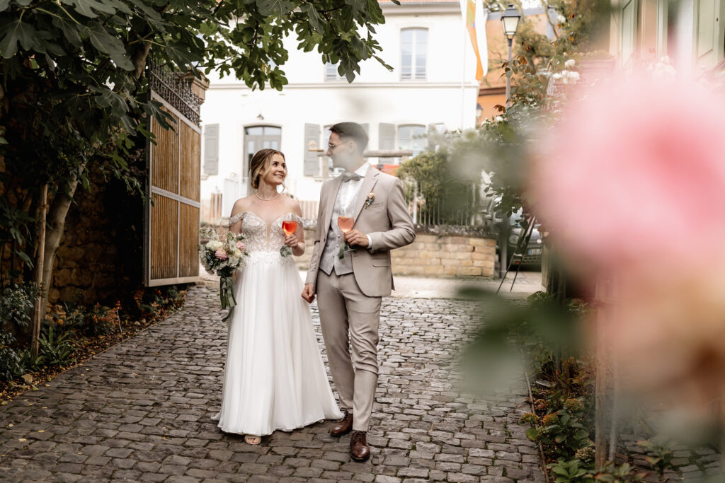 Einzug des Brautpaars im Innenhof der Eventlocation BourdierKoeller in Stetten