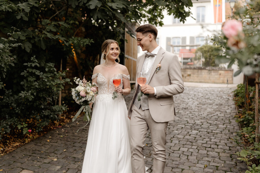 Braut und Bräutigam beim Einzug zum Aperitif in der Eventlocation BourdierKoeller Stetten