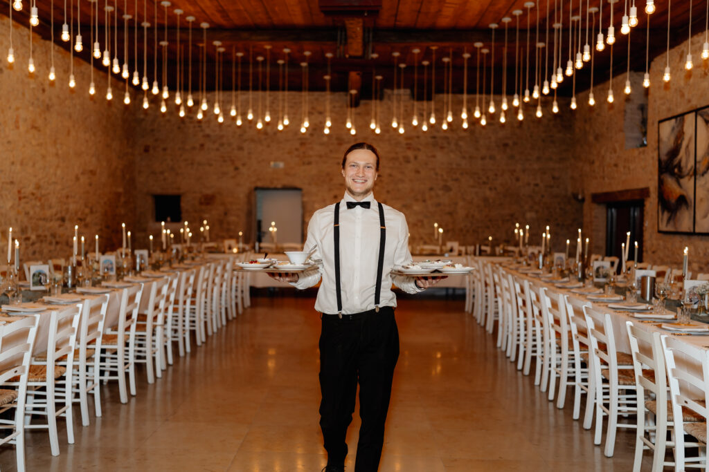 Servicepersonal im festlich gedeckten Saal, Hochzeitslocation BourdierKoeller Stetten