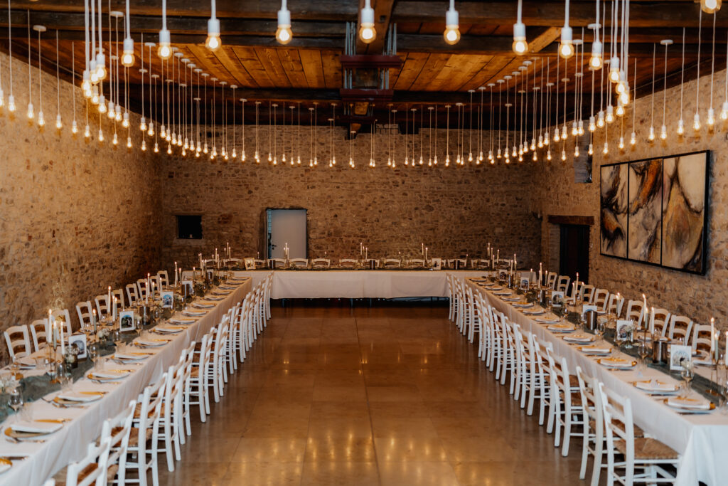 Festlich gedeckter Hochzeitssaal mit Lichterdecke, Eventlocation BourdierKoeller Stetten