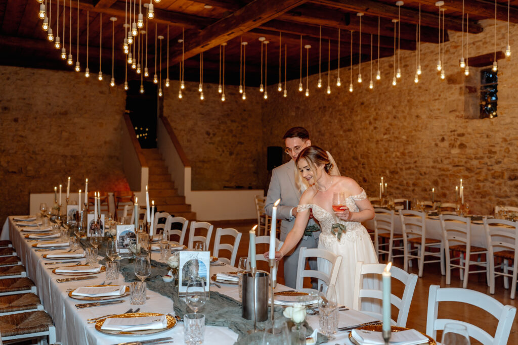 Brautpaar entdeckt den geschmückten Hochzeitssaal