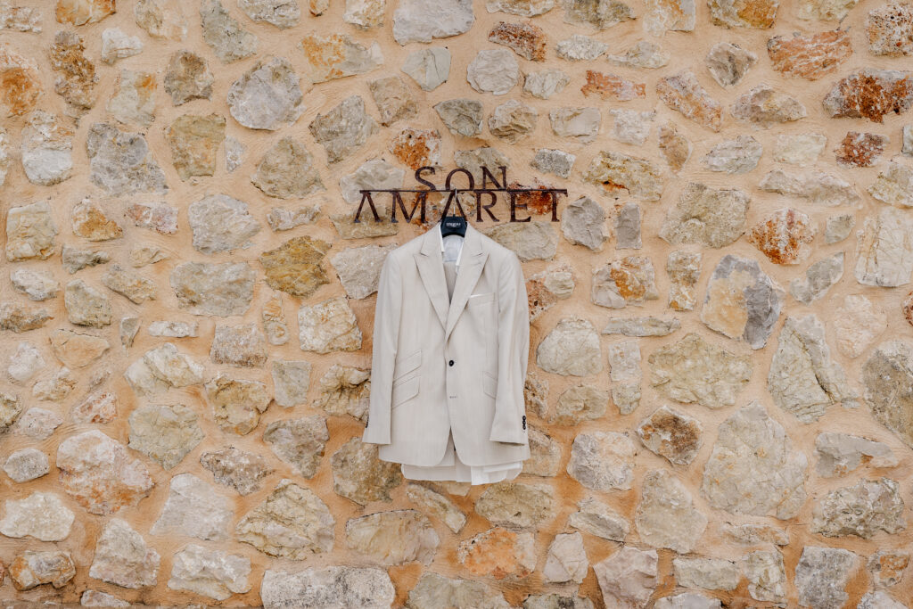 Bräutigam Anzug beim Getting Ready im Vino Resort Son Amaret auf Mallorca