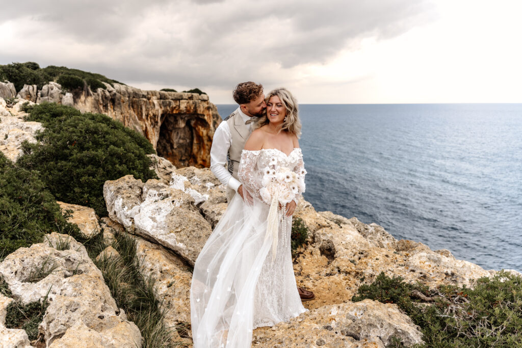 After-Wedding-Shooting auf Mallorca bei Sonnenuntergang auf Felsen