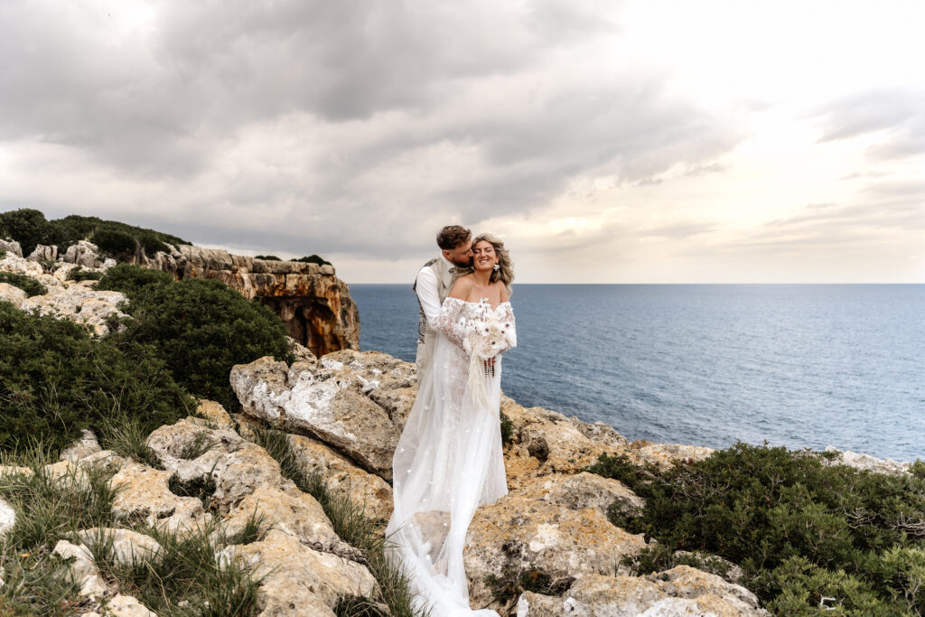 After-Wedding-Shooting Mallorca an felsiger Küste mit Meerblick