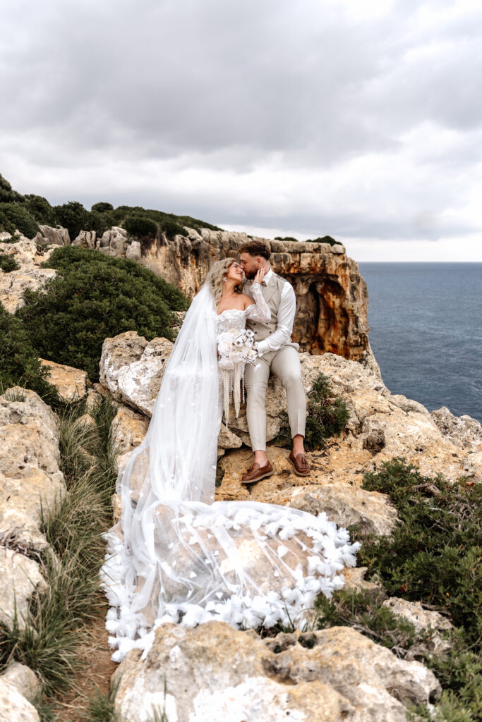 After-Wedding-Shooting auf Felsen an der Küste Mallorcas