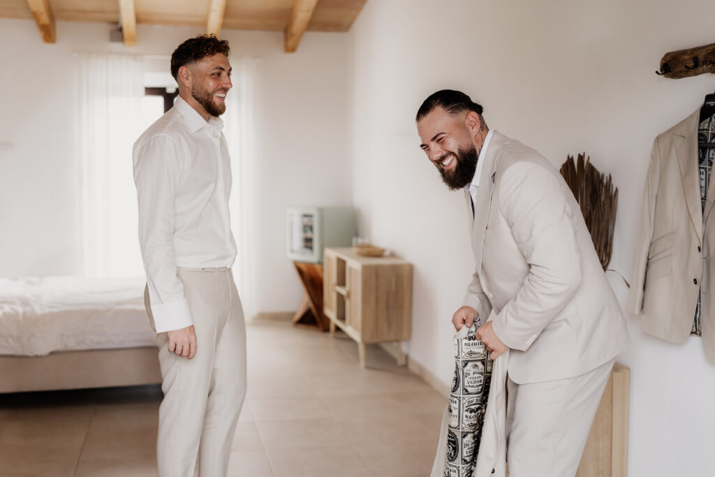 Locker und emotionales Getting Ready des Bräutigams bei Mallorca Hochzeit