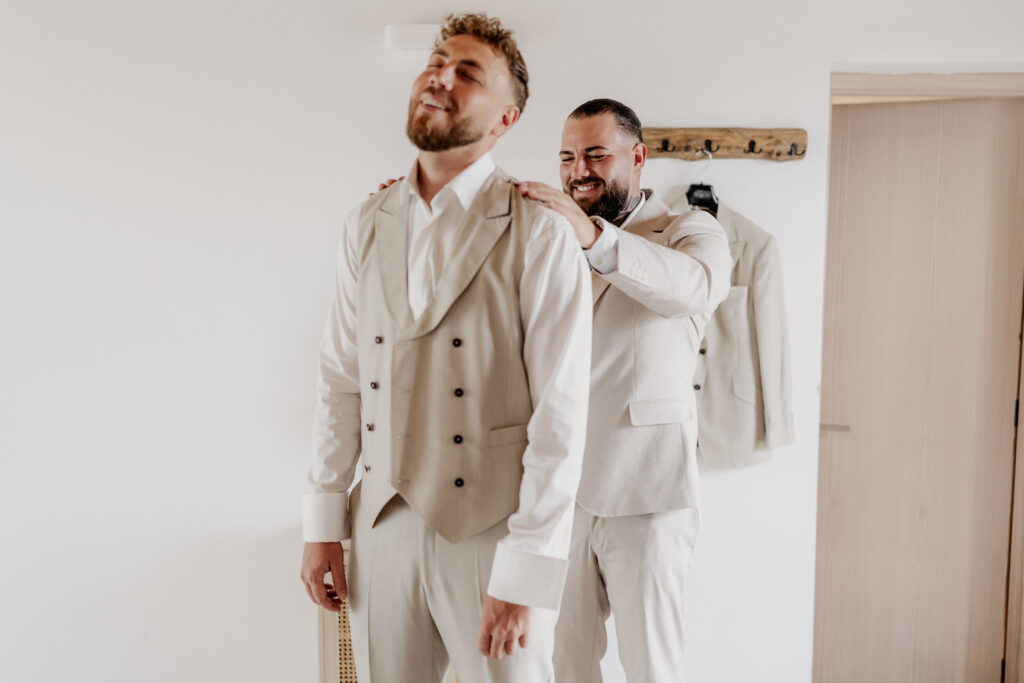 Bräutigam wird beim Getting Ready für seine Hochzeit auf Mallorca angezogen