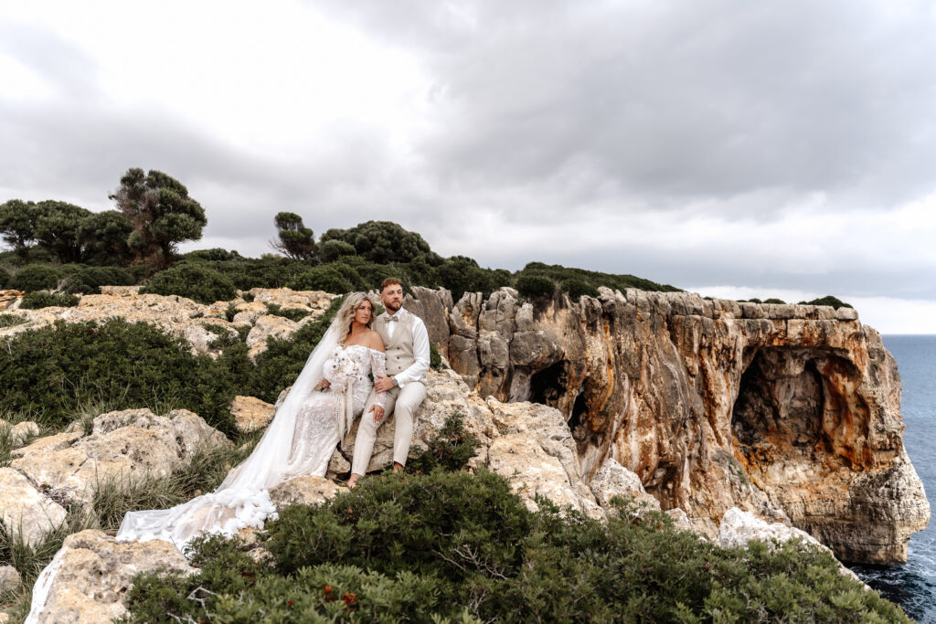 After-Wedding-Shooting auf Mallorca mit Brautpaar an der Steilküste