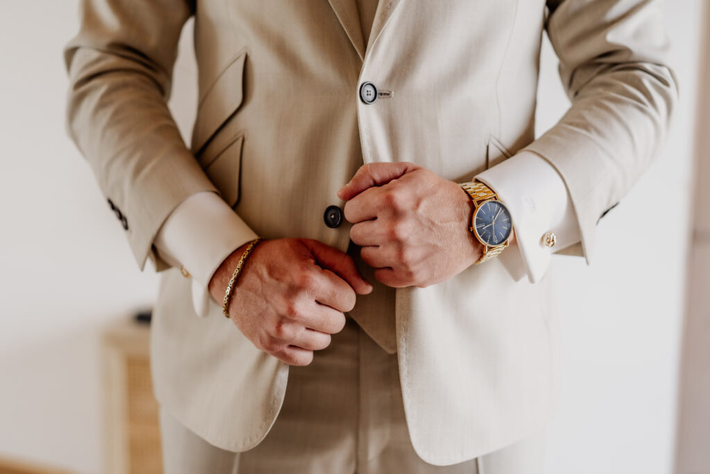 Detailaufnahme vom Anzug des Bräutigams mit Uhr beim Getting Ready auf Mallorca