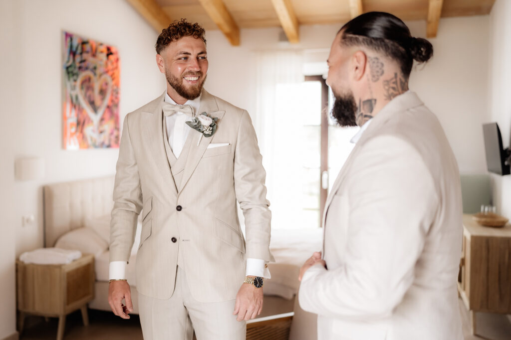 Bräutigam und Trauzeuge beim Getting Ready im Vino Resort Son Amaret auf Mallorca