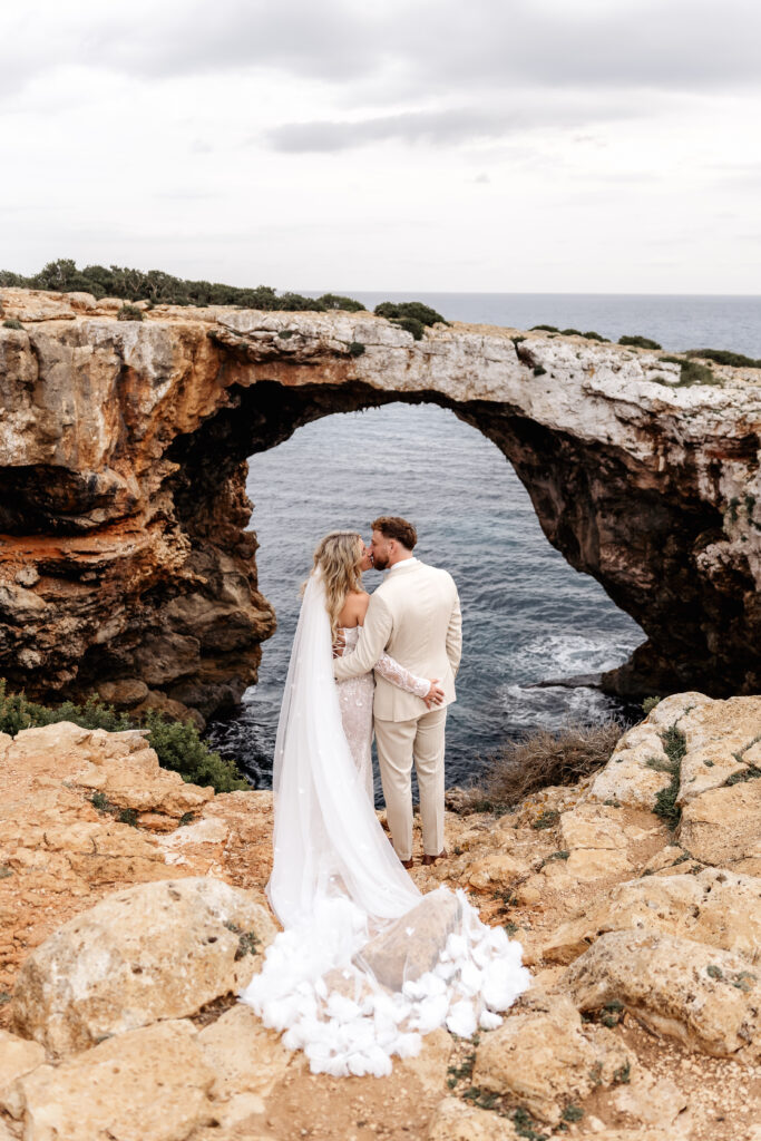 Hochzeitspaar auf Klippen über dem Mittelmeer bei After-Wedding-Shooting