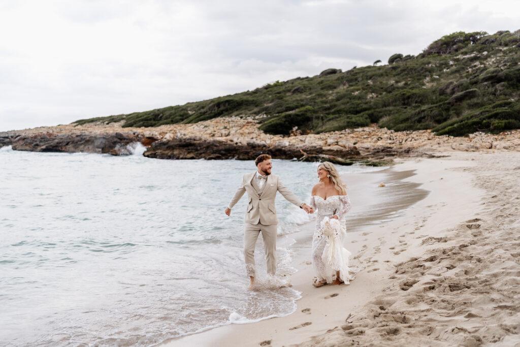 Glückliches Brautpaar am Strand von Mallorca während dem Sonnenuntergang, Hochzeit Mallorca