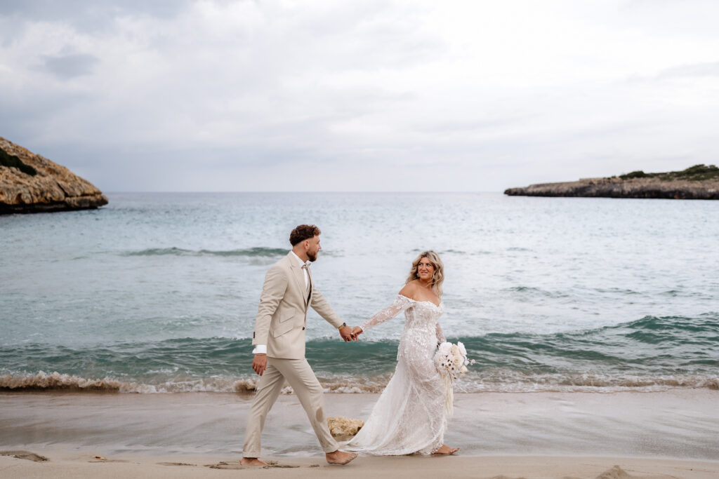 Strandhochzeit auf Mallorca mit Brautpaar barfuß im Sand