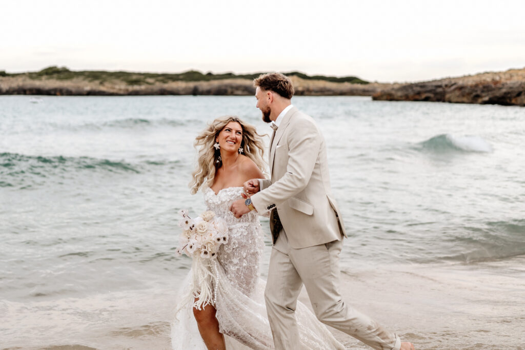 After-Wedding-Shooting am Strand von Mallorca zur goldenen StundeMallorca