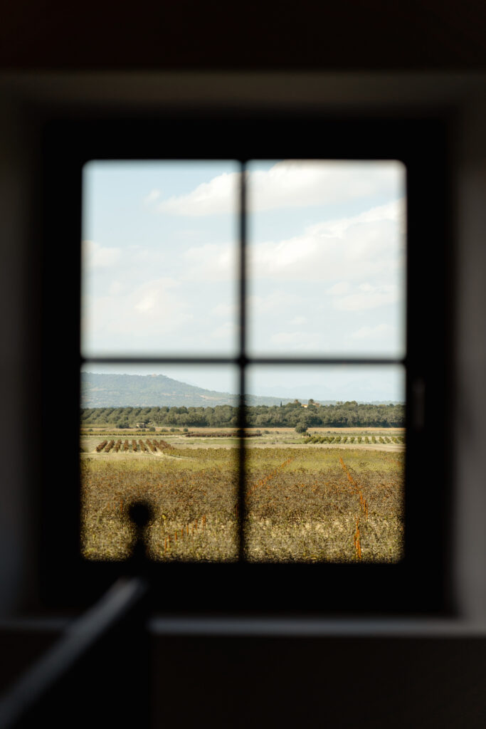 Blick aus dem Fenster auf die Landschaft Mallorcas beim Hochzeitsmorgen
