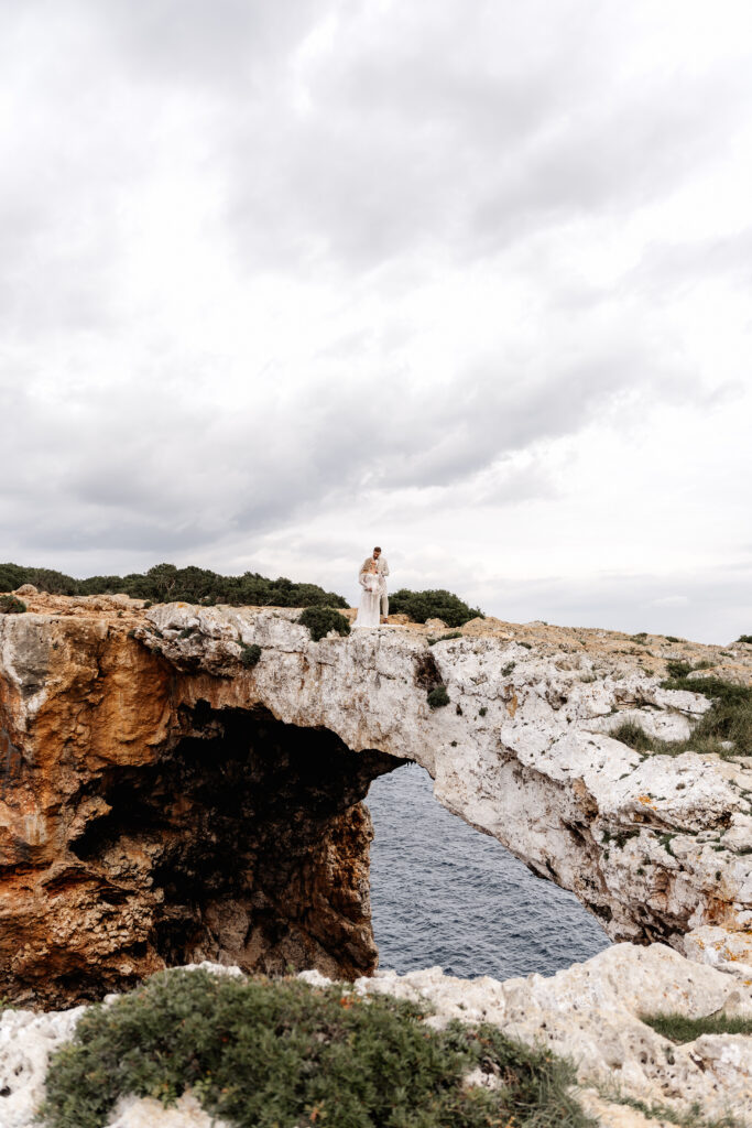 Aufnahme von Brautpaar auf Mallorcas Klippen mit Meer im Hintergrund