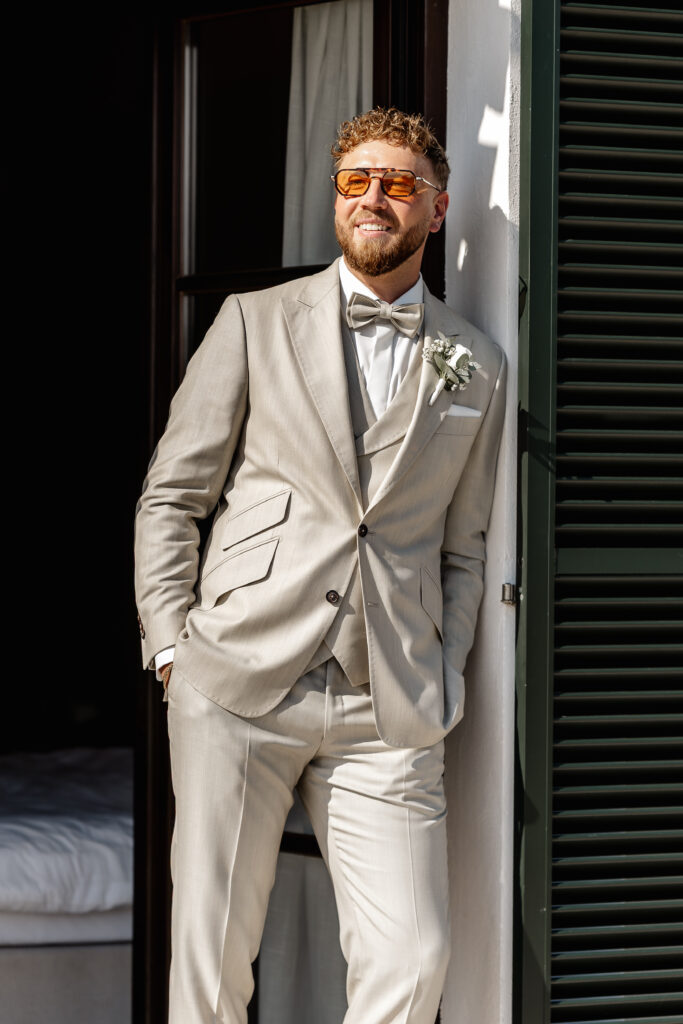 Portrait des Bräutigams im Hochzeitsanzug bei Mallorca Hochzeit