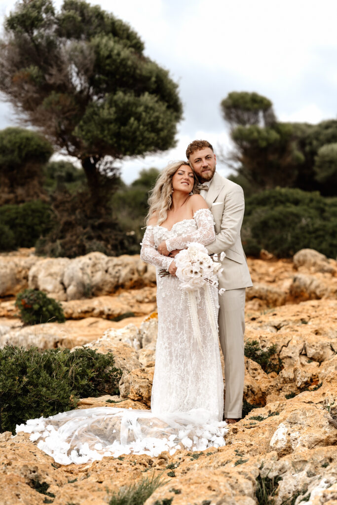 Braut und Bräutigam bei After-Wedding-Shooting auf felsiger Küste Mallorcas