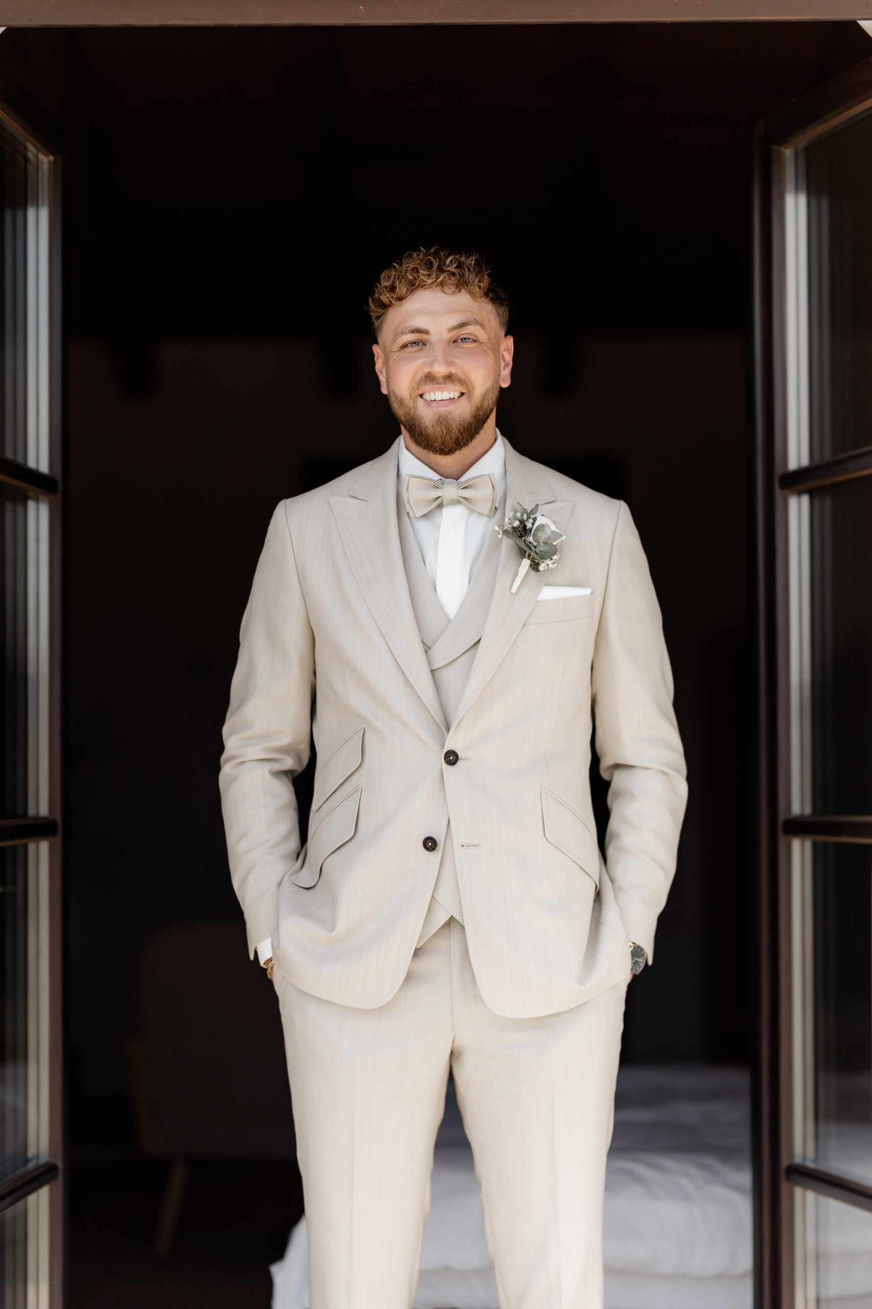 Portrait des Bräutigams im Hochzeitsanzug bei Mallorca Hochzeit