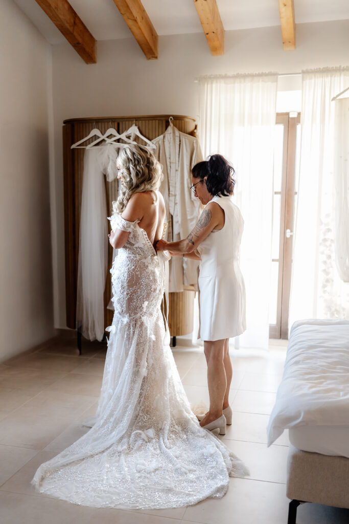 Braut wird beim Getting Ready im Vino Resort Son Amaret auf Mallorca angekleidet