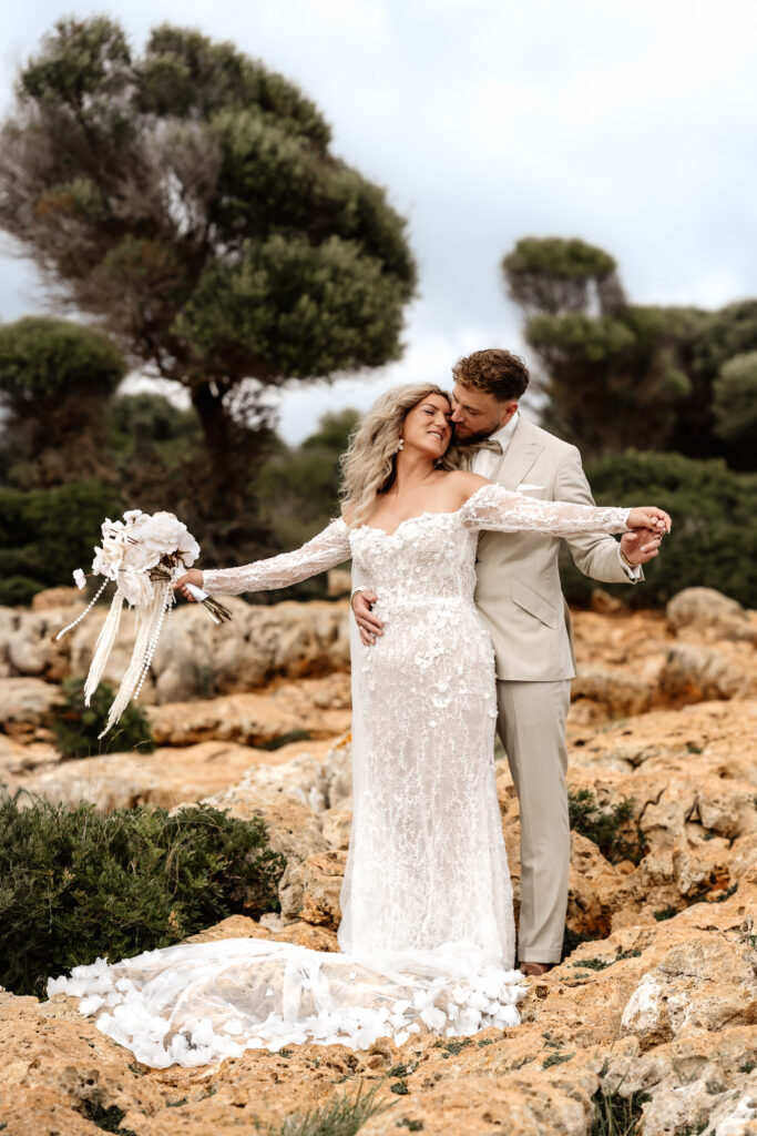 After-Wedding-Shooting an felsiger Küstenlandschaft auf Mallorca