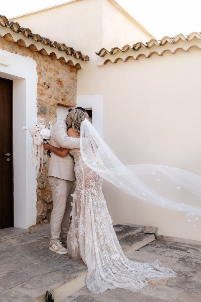 Emotionaler First Look der Braut mit ihrem Bruder im Vino Resort Son Amaret auf Mallorca