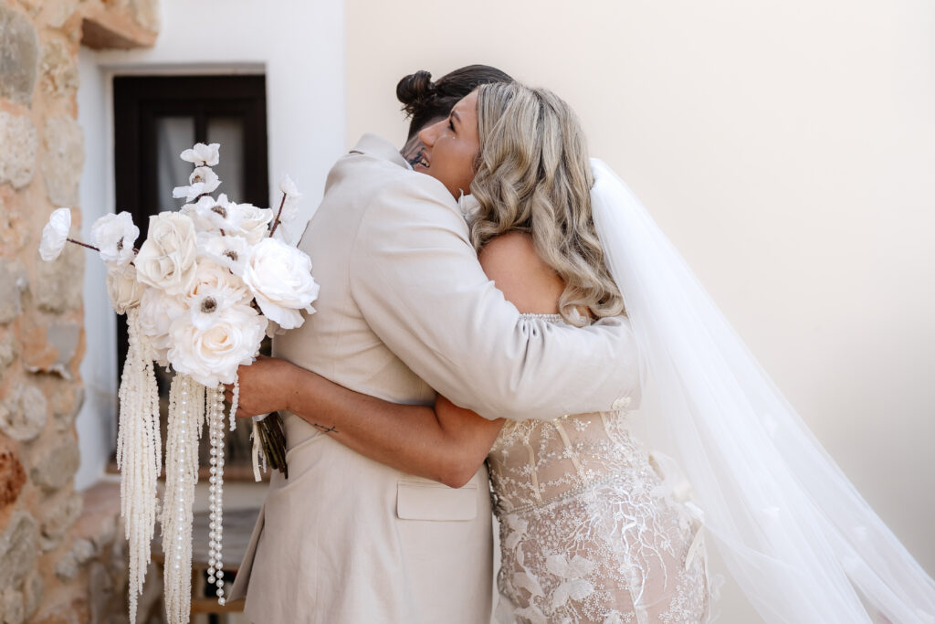 Inniger Moment beim First Look mit dem Bruder bei der Hochzeit auf Mallorca