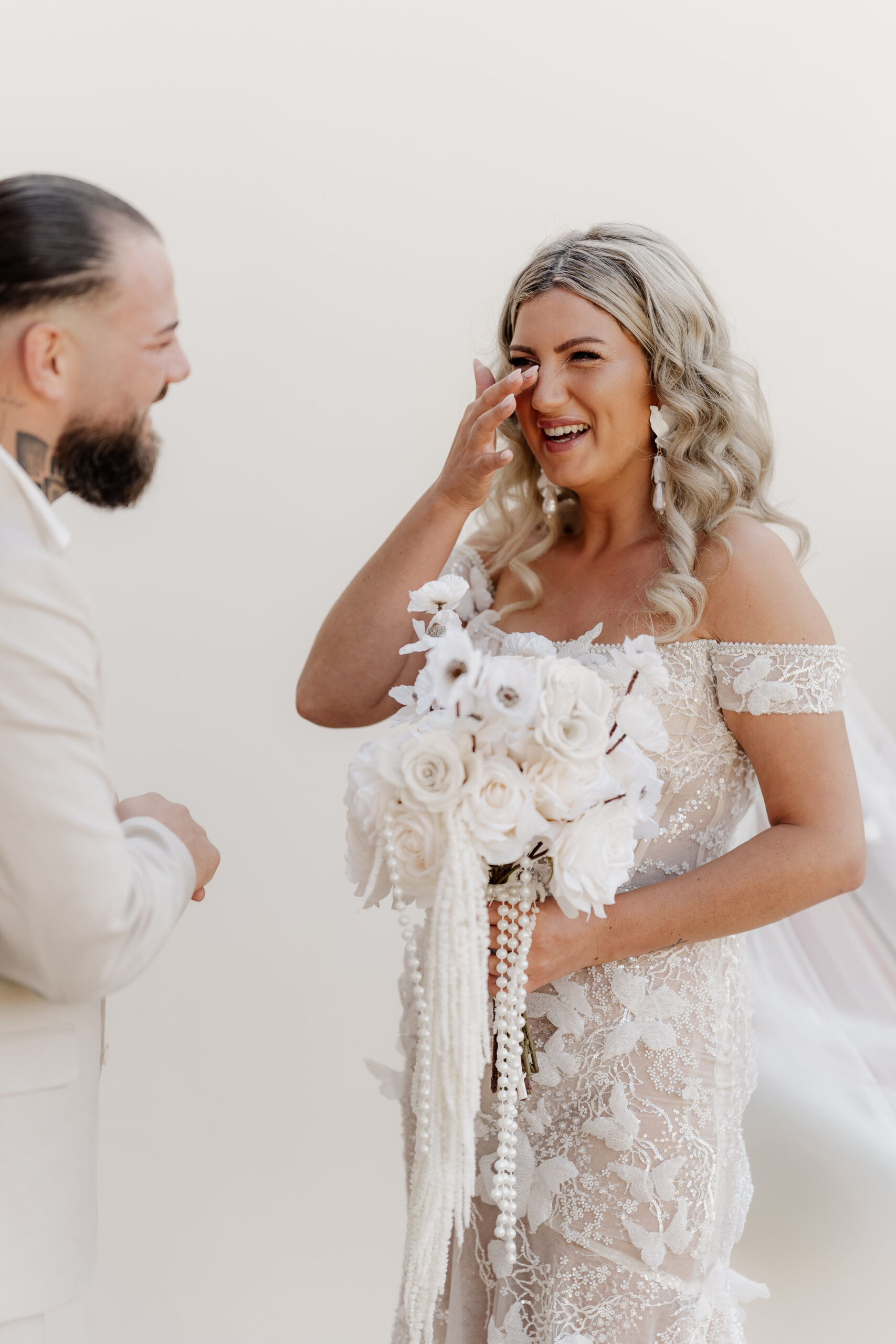 Emotionale Reaktion der Braut beim First Look auf Mallorca