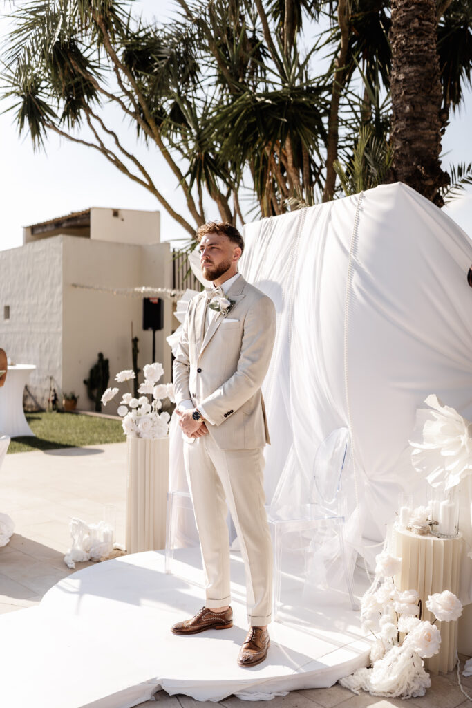 Bräutigam wartet bei freier Trauung im Vino Resort Son Amaret auf Mallorca