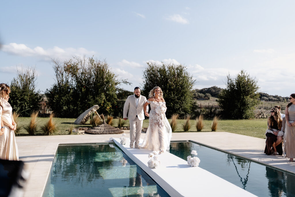 Braut und Bruder beim Einzug zur freien Trauung im Vino Resort Son Amaret auf Mallorca